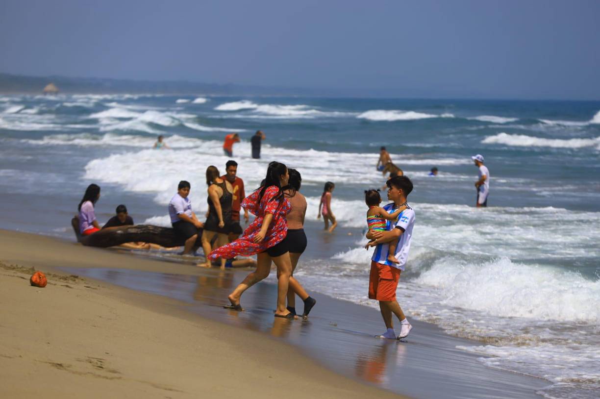 Grandes y pequeños, todos disfrutaron del mar.