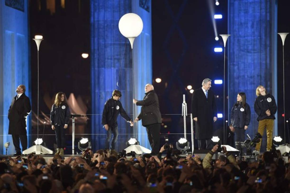 '¡Somos un pueblo feliz!', dijo el alcalde de Berlín, Klaus Wowereit, acompañado por el último dirigente de la Unión Soviética, Mijail Gorbachov, de 83 años, quien recibió una fuerte ovación del público por su papel en la reunificación alemana.