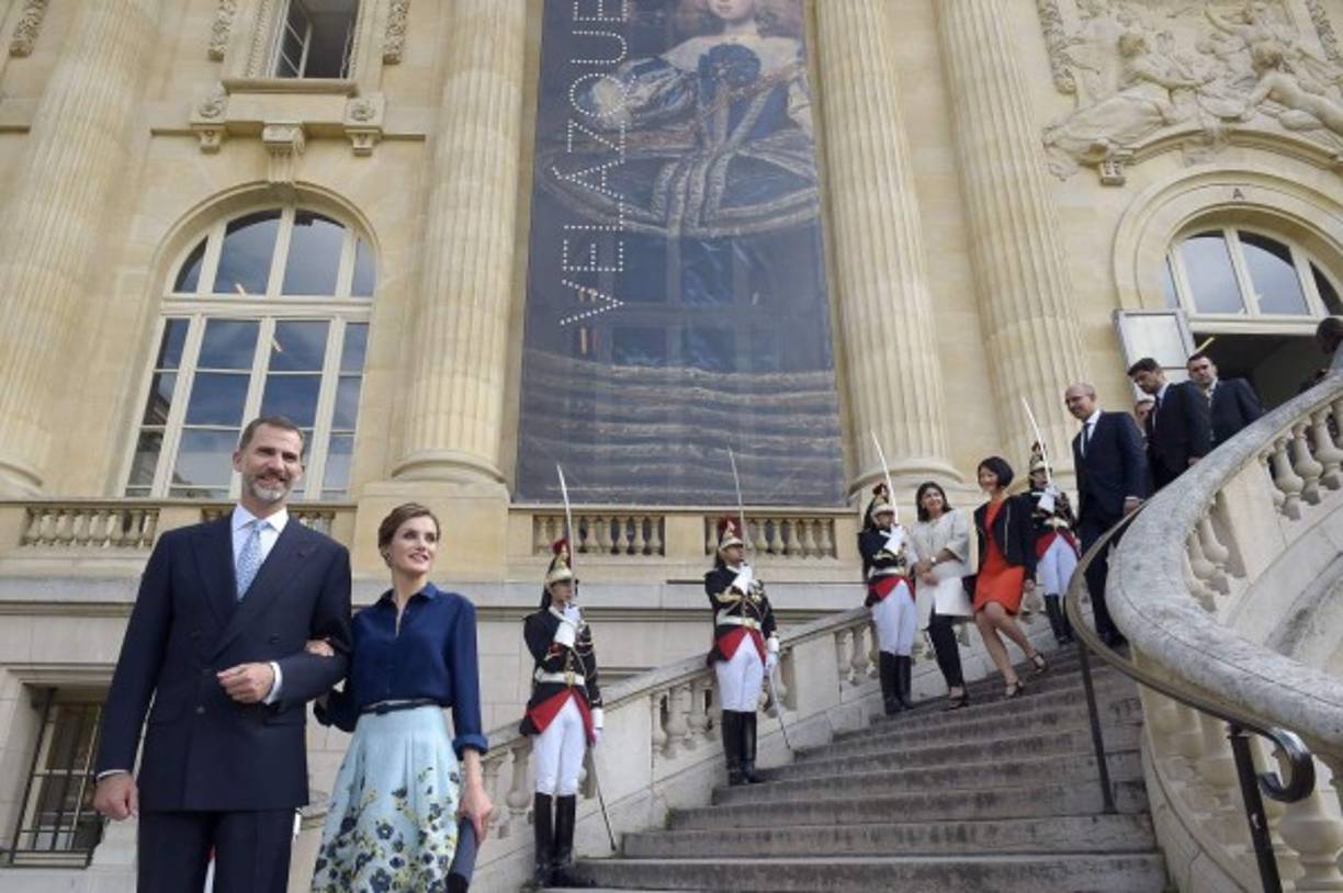 Los Reyes también visitaron la famosa exposición sobre Velázquez. Doña Letizia optó por una camisa azul y una falda bordada para el evento.