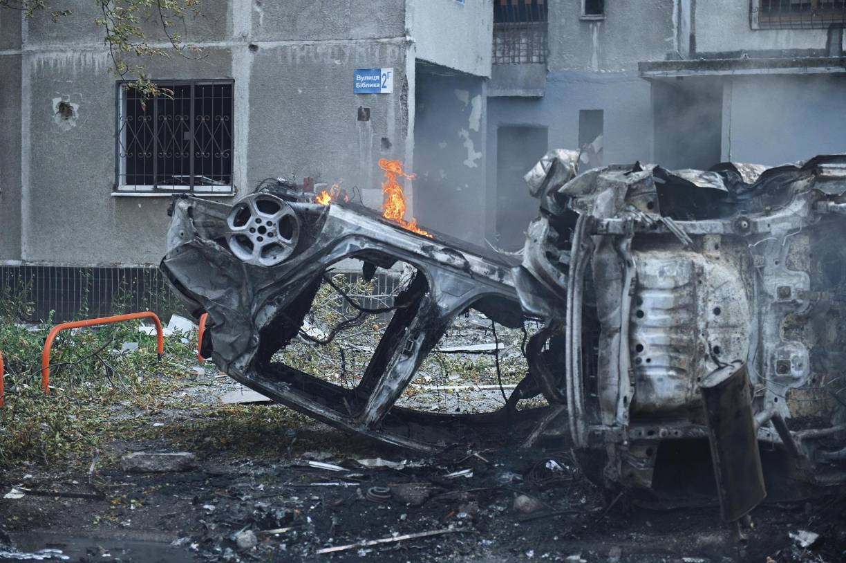 Las bombas rusas tenían mecanismos de guía, lo que significa que el lugar de su impacto no fue accidental, declaró el jefe de las administraciones regionales, Oleg Siniegubov. Según él, las bombas apuntaban “exclusivamente a calles (residenciales), parques, lugares con grandes concentraciones de civiles y edificios residenciales”. “Esto es terrorismo masivo, el asesinato de nuestra población civil”, subrayó.