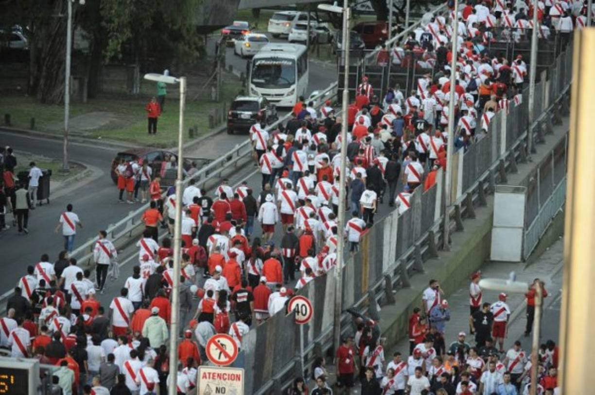 La final de Copa Libertadores entre River Plate y Boca Juniors se suspendió y se jugará el domingo a las 2:00pm, hora de Honduras. Actos de violencia se han hecho presente en Argentina. FOTOS AFP.