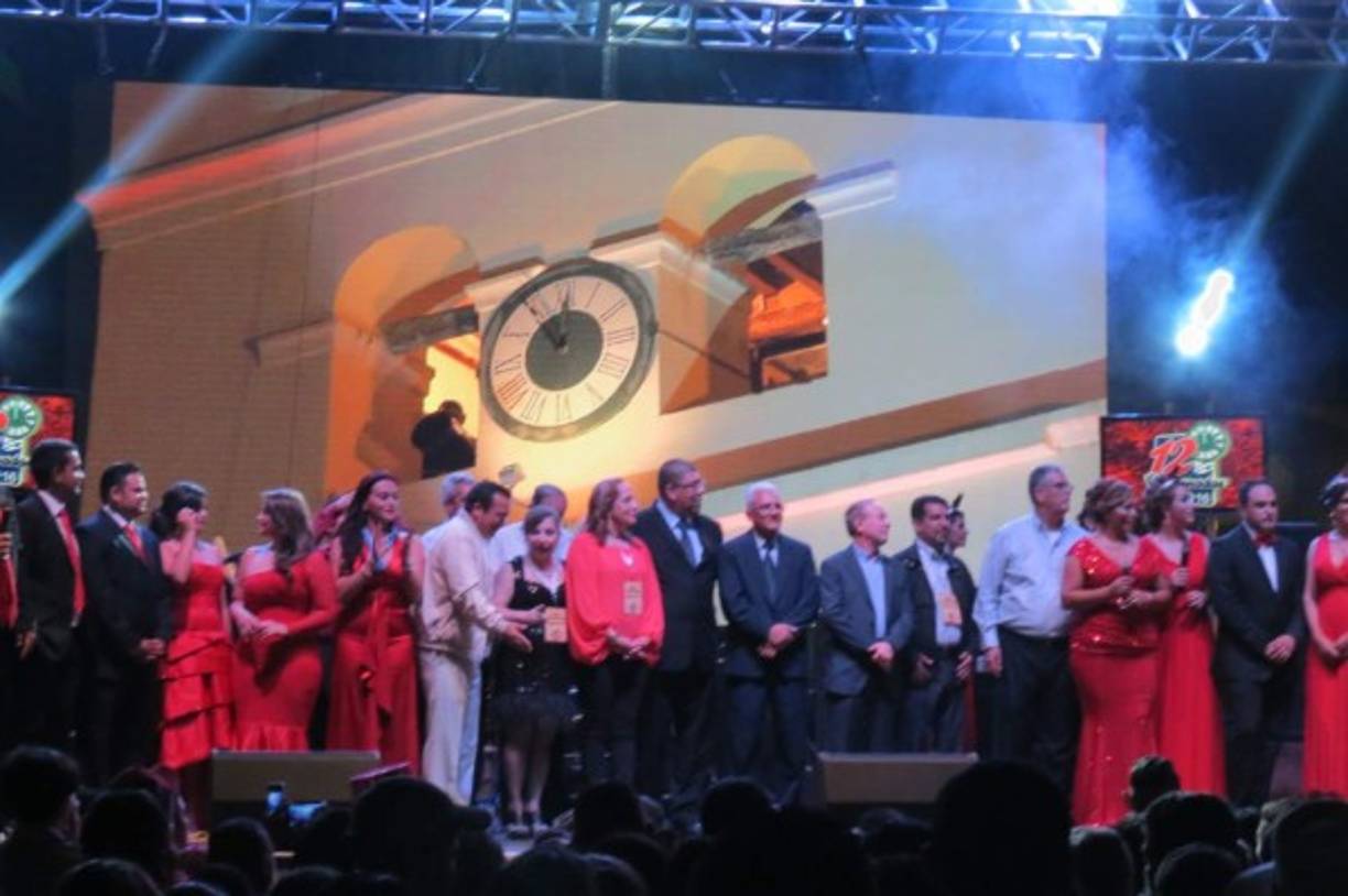 Los organizadores del evento reunidos en espera del gran momento.