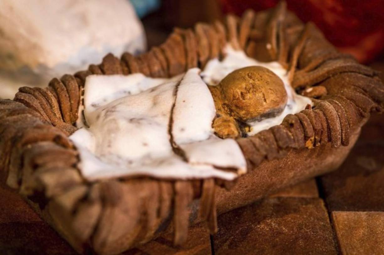 POLONIA. El niño Jesús creado de jengibre. Niño Jesús creado íntegramente con pan de jengibre por los artistas Malgorzata Wojnowska-Sobecka y Dariusz Przewiezlikowski en Torun.