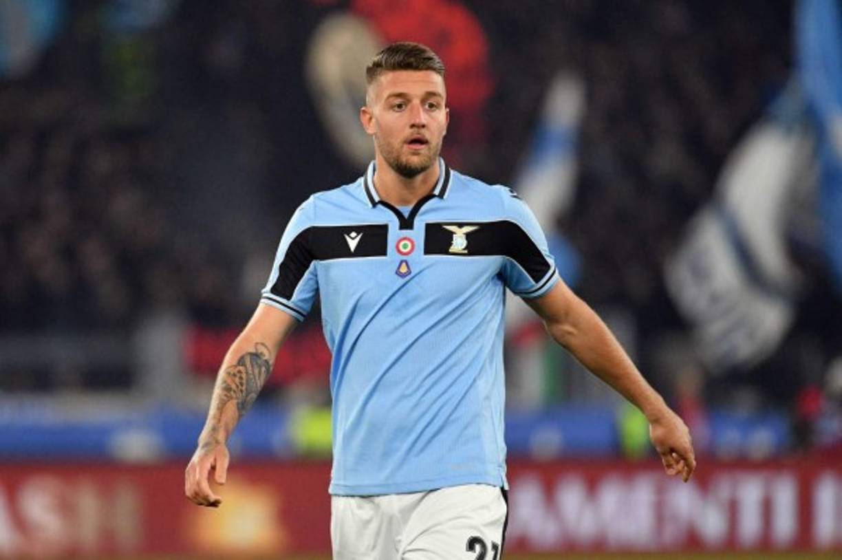 Apunta el Corriere della Sera, que el PSG habría hecho una suculenta oferta de 60 millones de euros a la Lazio para hacerse con los servicios de Sergej Milinković-Savić. El serbio de 25 años lleva varias temporadas siendo pretendido por varios clubes, y en una temporada en la que los equipos andan faltos de dinero, podría ser una buena operación para el equipo romano.
