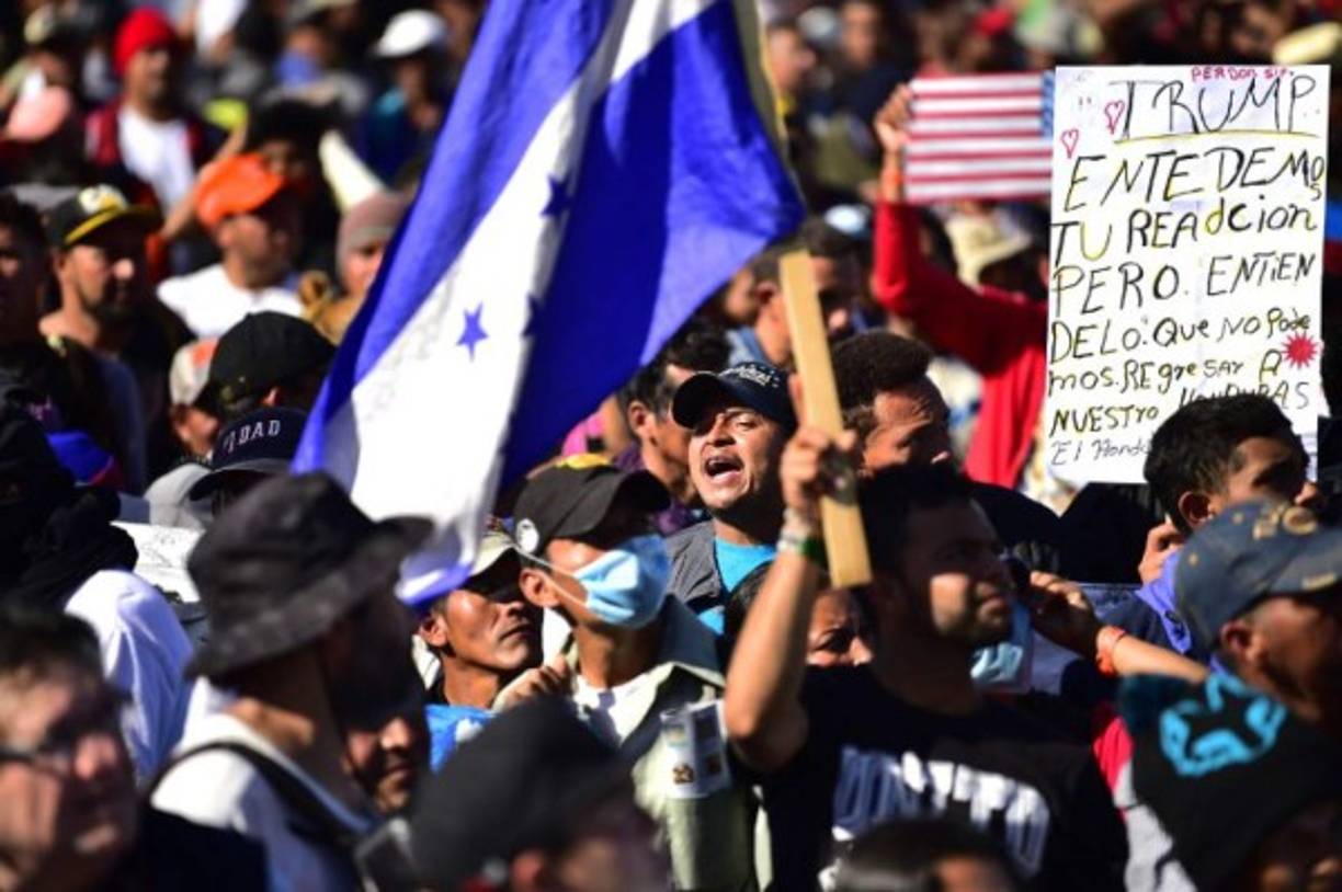 La paciencia de los centroamericanos, en su gran mayoría hondureños, llega a su límite al darse cuenta de que podrían pasar meses para que puedan cruzar la frontera para solicitar refugio, con el argumento, principalmente, de que huyen de la pobreza y la violencia en sus países.