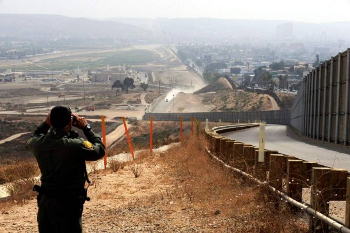 El despliegue militar llega luego de que en marzo fueron capturadas en la frontera suroeste 50.000 personas, tres veces más que en el mismo mes del año anterior, indicaron cifras de la Oficina de Aduanas y Protección Fronteriza (CBP).