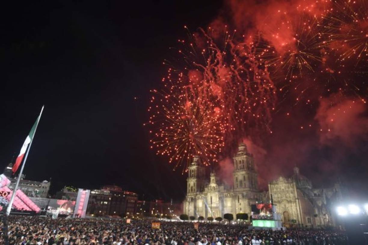 México. celebran 207 aniversario de independencia<br/>Fuegos artificiales iluminan el cielo nocturno durante las ceremonia que marca el inicio de las celebraciones del Día de la Independencia de México.