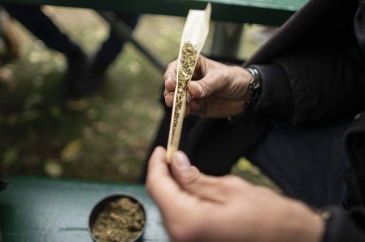 Este precio incluye dos impuestos: uno de 1 dólar canadiense por gramo o del 10 % del precio de venta final, dependiendo de cuál sea el más elevado; y el impuesto provincial de venta de cualquier producto que varía entre el 13 y el 15 %.