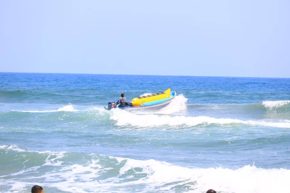 Los negocios locales y vendedores ambulantes relataron que la afluencia de visitantes no ha sido la esperada, pero confían en que mejorará durante el fin de semana.