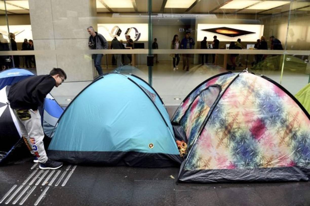 Los consumidores que buscan el nuevo iPhone armaron tiendas de campaña para esperar por el lanzamiento mundial del dispositivo.