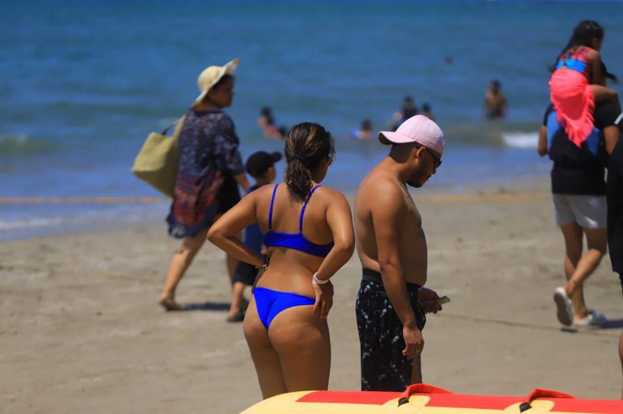 A pesar del imperante calor, los hondureños acudieron masivamente durante este viernes a las playas en la zona, superando las expectativas de la oferta hotelera y de otros servicios en ese turístico municipio.
