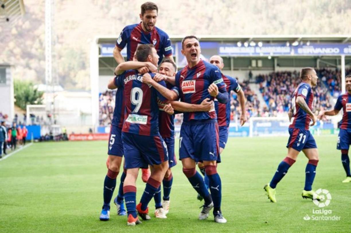 Emoción. Los jugadores del Eibar celebrando el gol de Sergi Enrich ante Real Madrid.