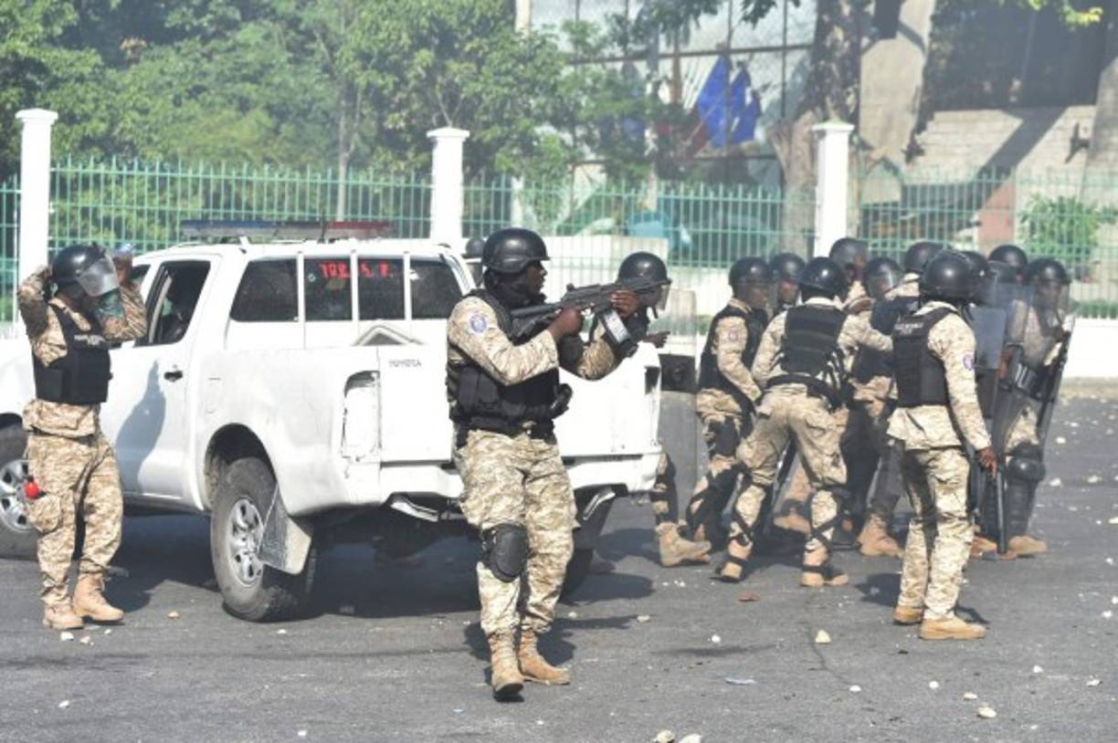Tras asumir, recorrió el país en lo que llamó la 'caravana del cambio' con promesas como la de fomentar la compra de maquinaria pesada y la de emprender grandes obras cuyos costos jamás fueron precisados a pesar de los insistentes reclamos de los medios de comunicación.<br/><br/>En sus recorridas por las provincias de Haití también prometía cosas como asegurar electricidad a todo el país durante todo el día.<br/><br/>Pero ahora jaqueado por disturbios que incluyeron disparos de armas de fuego, Moise paró de hablar hasta este jueves cuando rechazó la idea de renunciar o de entregar el poder a un gobierno de transición.