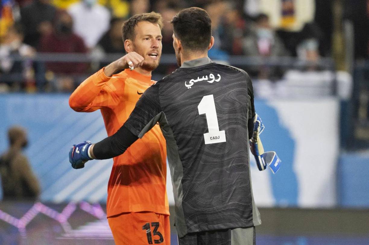 Agustín Rossi y Neto se saludan tras el final de la tanda de penales.