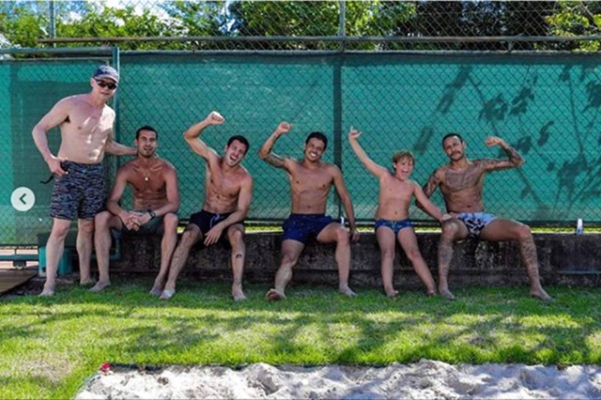 Todos son personas de confianza del jugador del PSG, aunque no son personas que habitualmente convivan con él. En las fotografías aparecen su preparador físico Ricardo Rosa, sus amigos Beto Paiva y Jota Amâncio, su fotógrafo de confianza Gil Cebola y el empresario Vinicius Martínez, actual esposo de Carol Dantas, la madre del hijo de Ney.