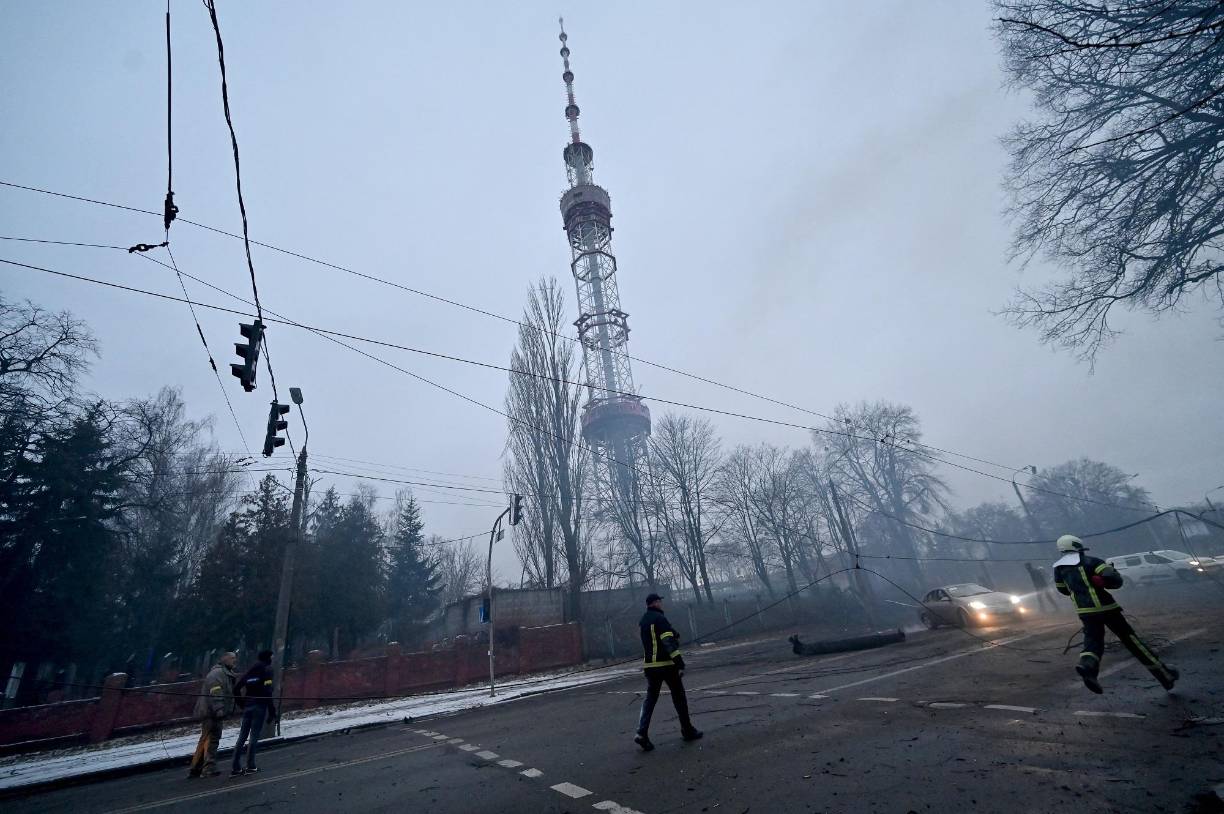 “El enemigo está atacando la capital. La torre de televisión ha sido dañada por dos misiles, según las primeras informaciones”, confirmó la administración estatal de la ciudad de Kiev.