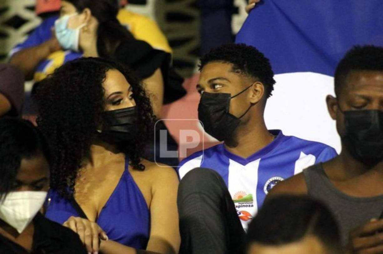 Esta hermosa 'colocha' robó miradas en el estadio Municipal Ceibeño y apareció junto al joven futbolista del Victoira, Carlos Palacios, hijo de 'Calolo' y quien jugará junto a su padre en la 'Jaiba Brava'.