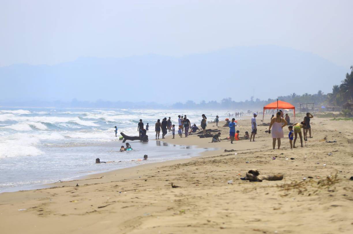 De sus lado, los veraneantes hicieron un llamado a las autoridades gubernamentales para que reparen la carretera de acceso a la comunidad.