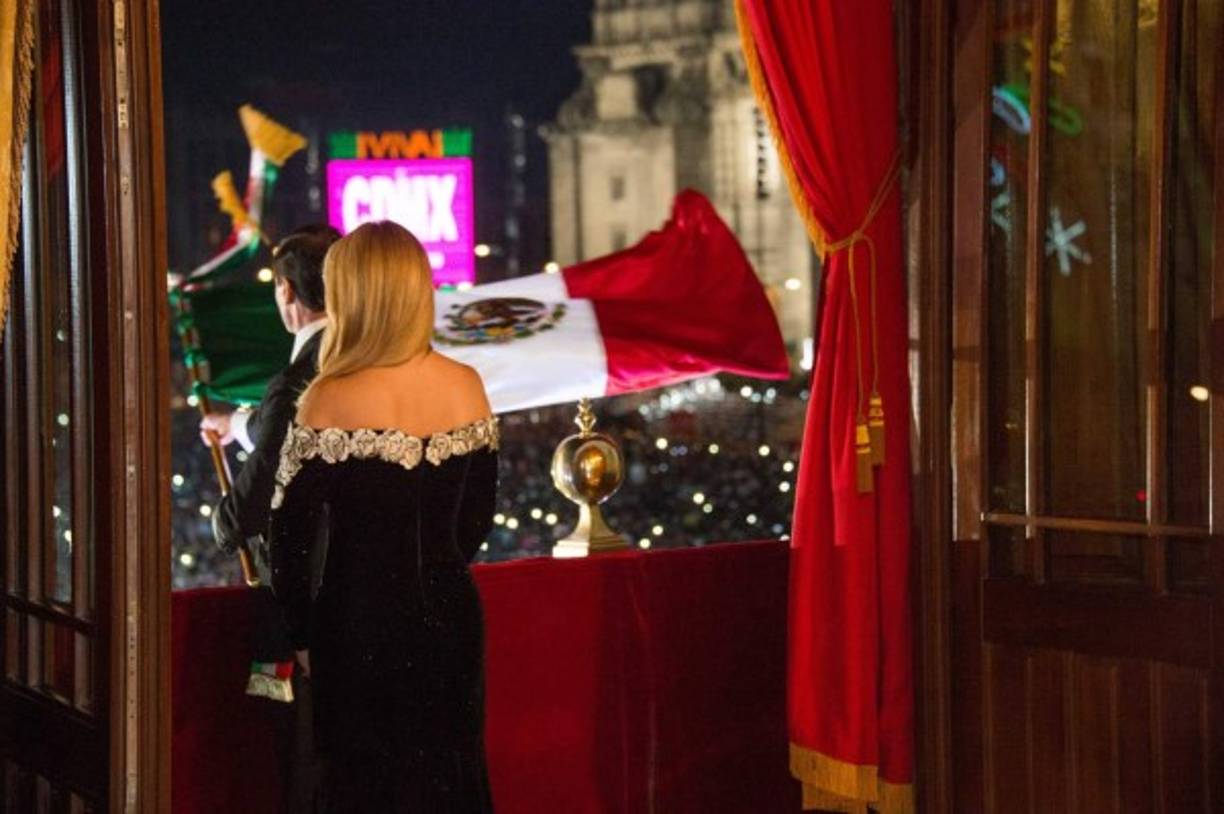 Rivera eligió un vestido color negro con flores bordadas en color plata en la parte superior del escote, corte imperio, que dejó al descubierto sus hombros.