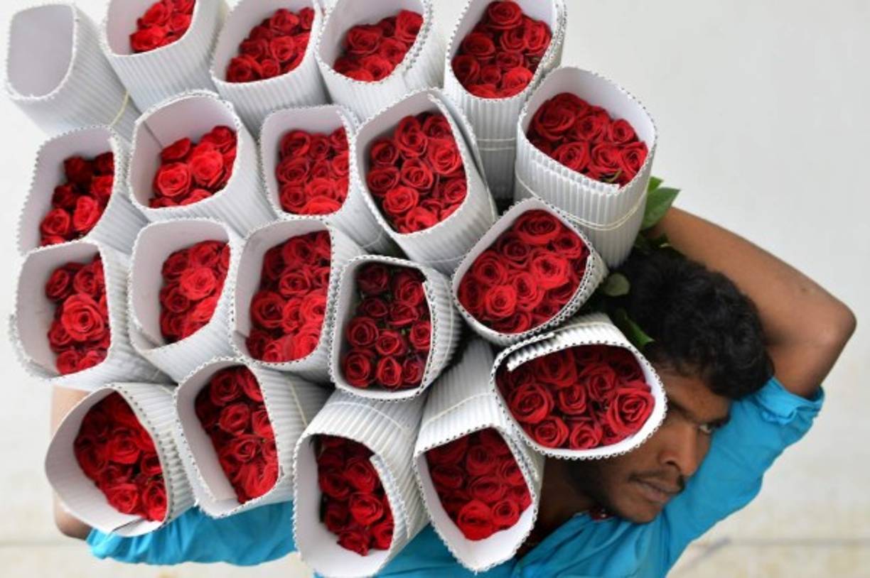 Un vendedor de rosas de la India cargando el género.