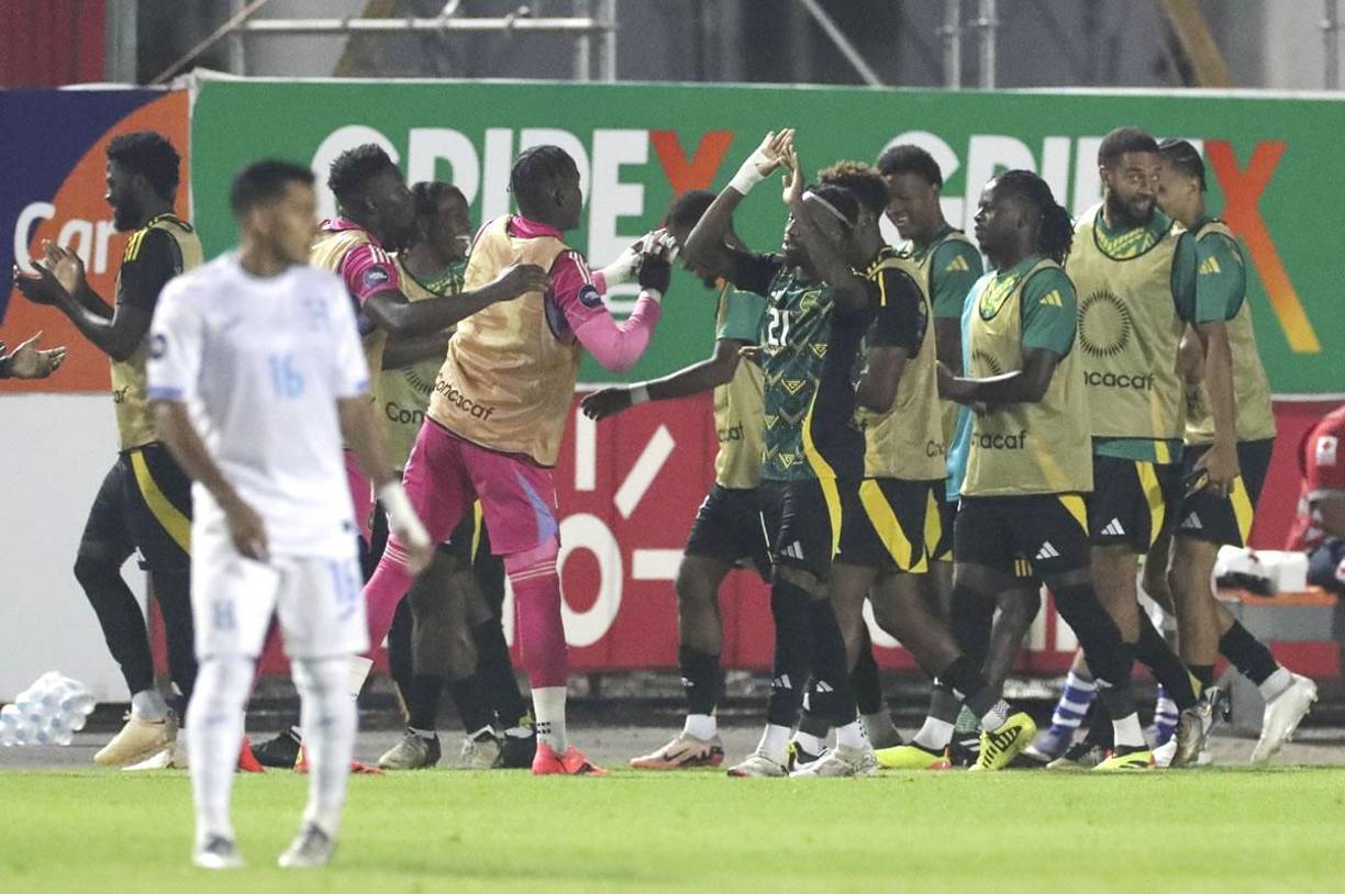 Los jugadores de Jamaica celebra el autogol de Denil Maldonado que significó la apertura del marcador en el partido.