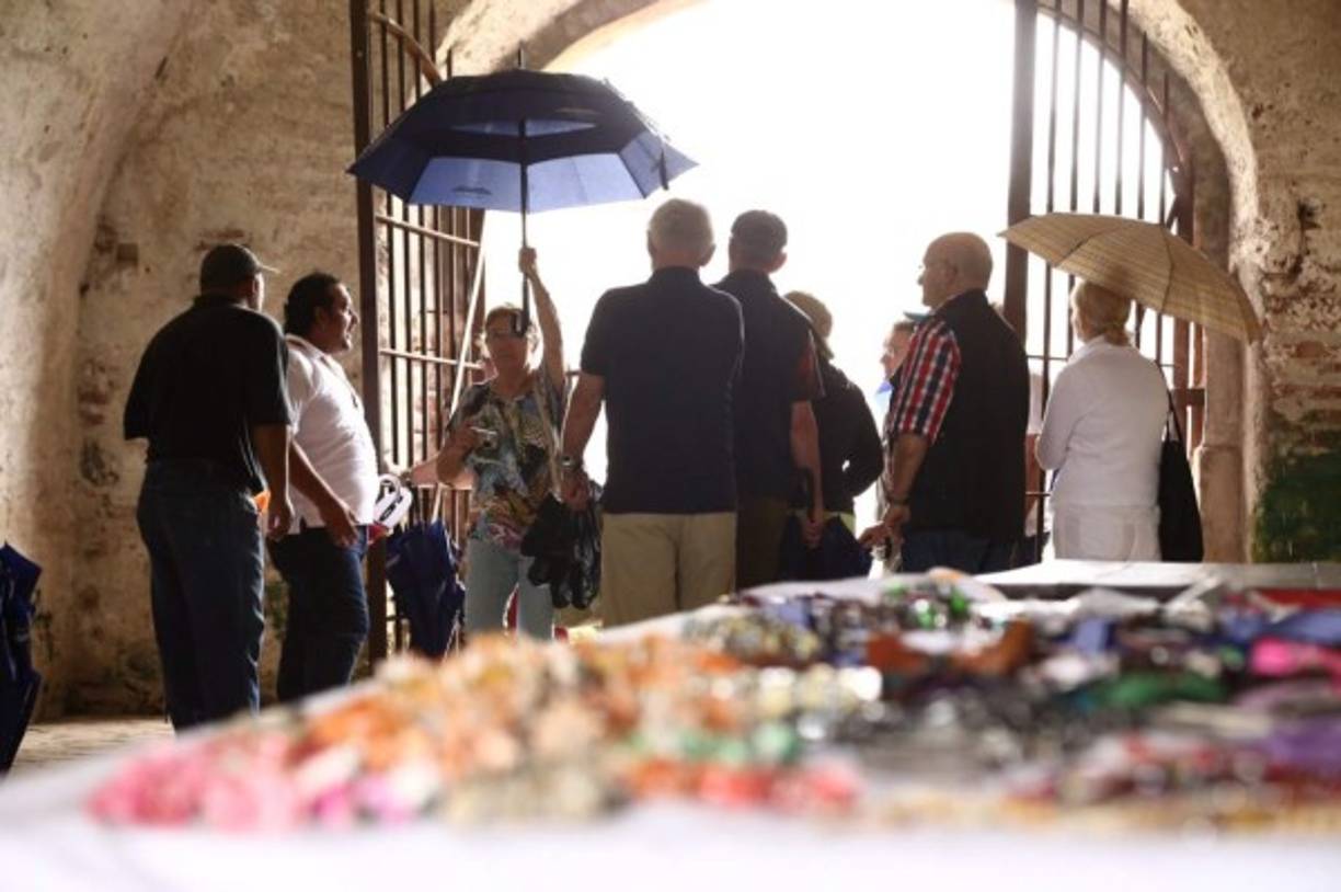 Los guías explicaron a los turistas que el castillo es la estructura de defensa colonial más importante en toda Centroamérica.