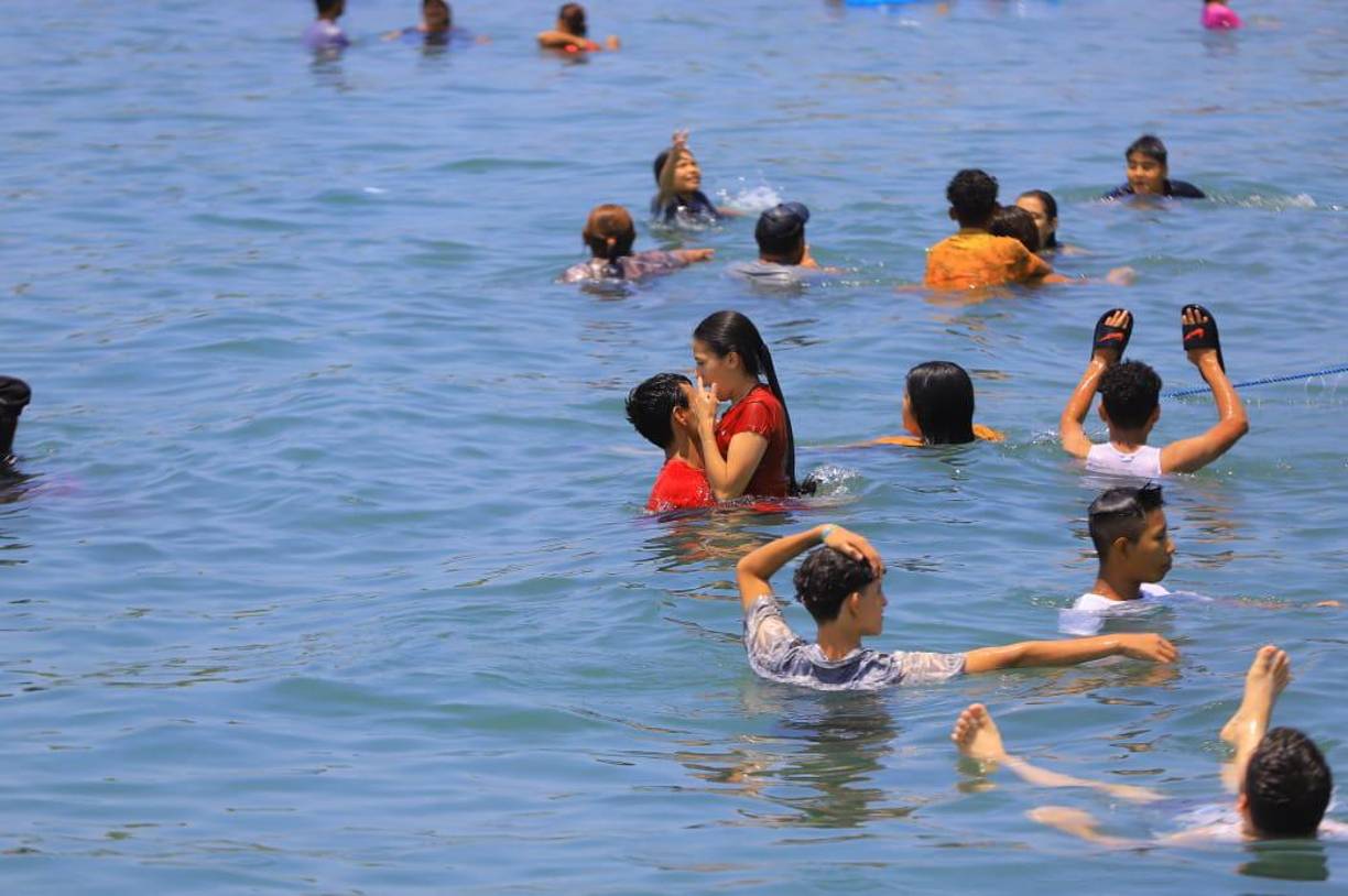 Así disfrutan veraneantes en las bellas playas de Omoa, Cortés (FOTOS)