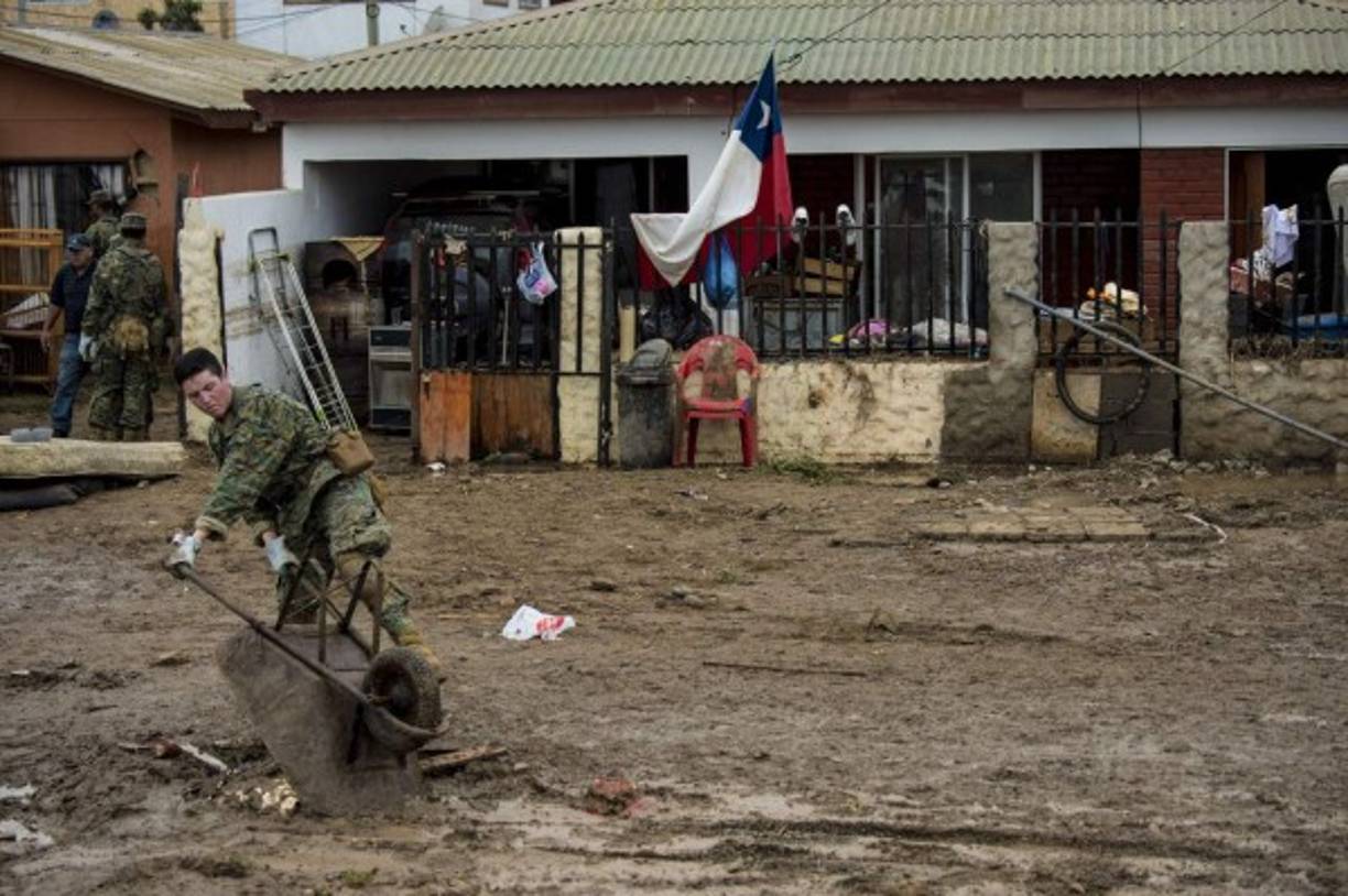 Casi todo lo que las olas encontraron a su paso quedó destruido. Las autoridades y grupos de ayuda han estado evaluando los daños. Tras recorrer la zona el jueves, la presidenta Michelle Bachelet prometió ayuda para los damnificados.<br/><br/><br/><br/><br/>