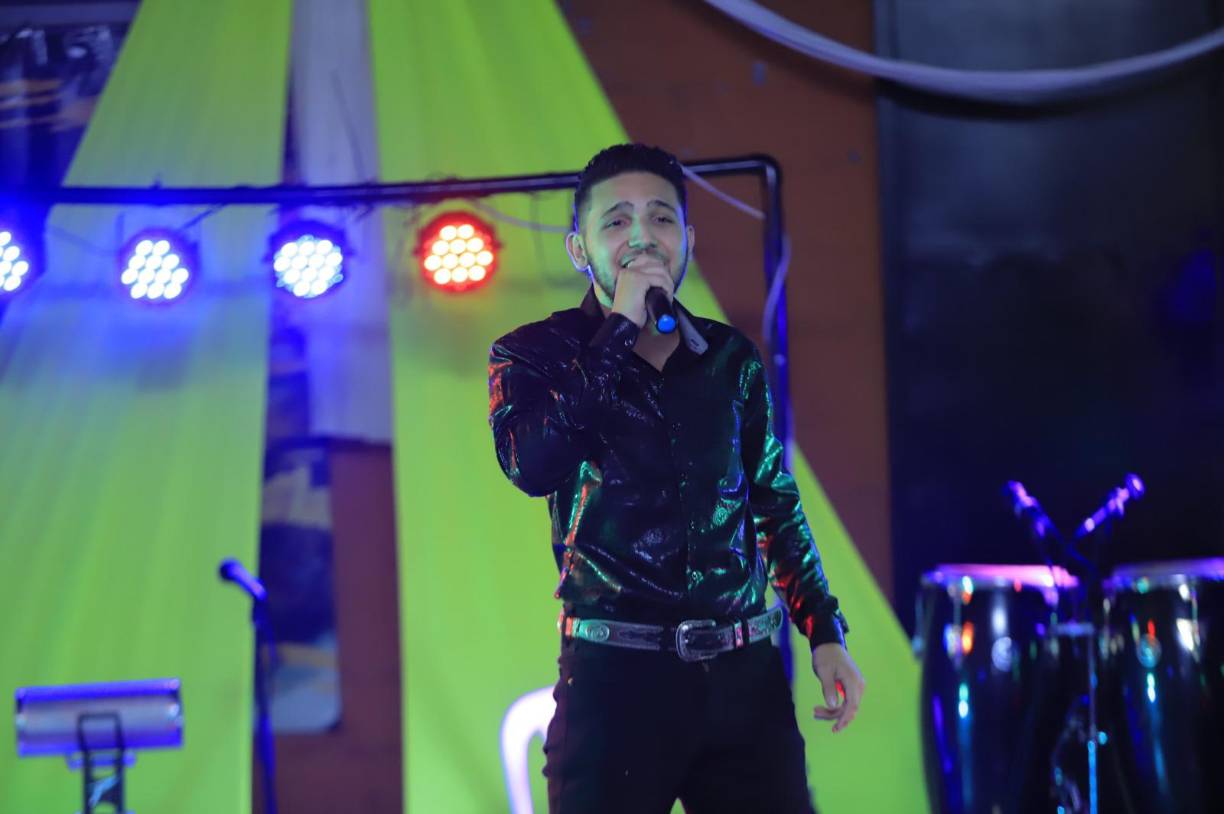 Los amantes de la música ranchera también disfrutaron con la presentación de Alejandro Erazo. 