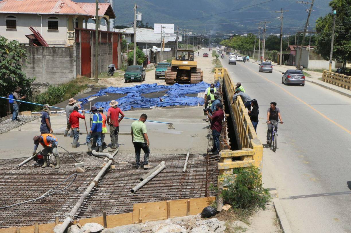 Los equipos municipales realizan trabajos de fundición de losas de concreto en el puente sobre el canal El Sauce, que contempla la obra.