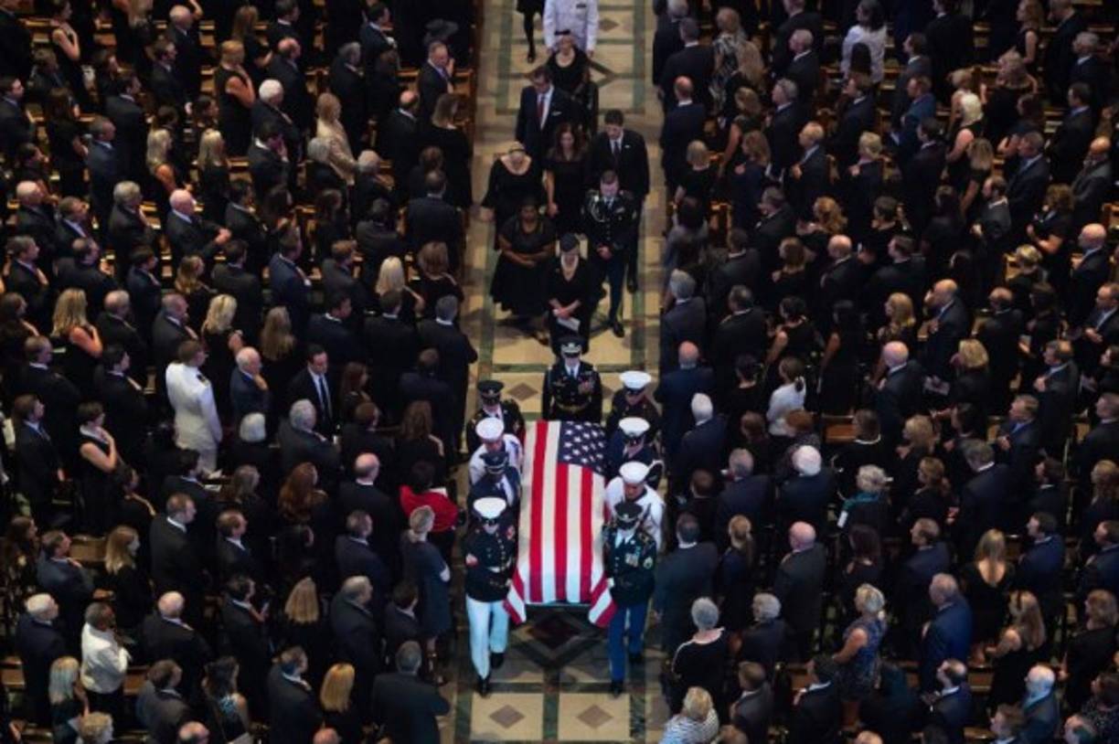 El funeral del senador y veterano de guerra estadounidense John McCain, se convirtió ayer en una plataforma de rechazo a la política divisiva de Donald Trump, en una ofensiva liderada por la hija de McCain y dos expresidentes de partidos opuestos, Barack Obama y George W. Bush.