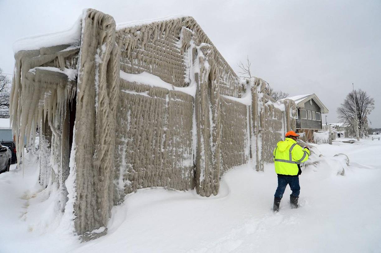 Estados Unidos teme este miércoles más víctimas fatales de la brutal tormenta invernal que azota el país desde hace una semana, que ha provocado decenas de muertos en todo el país y sembrado el caos en carreteras y aeropuertos en plena Navidad.