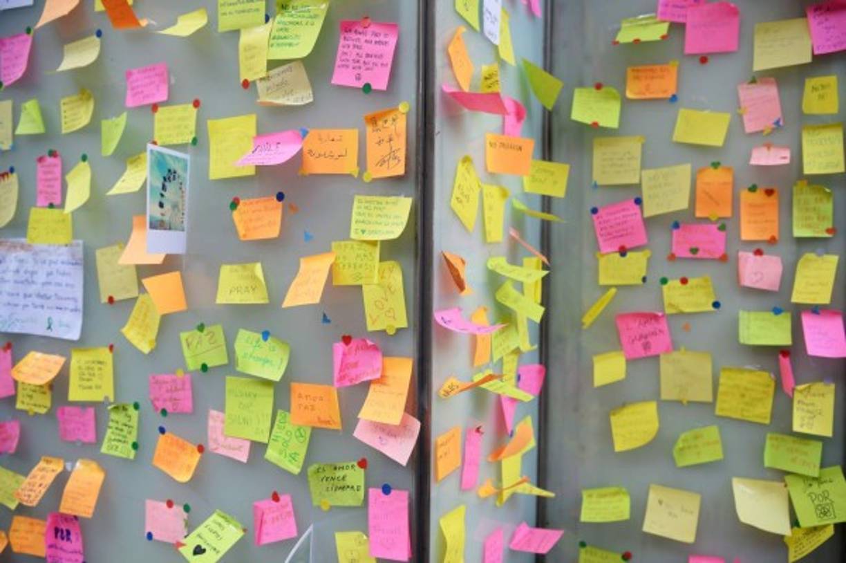 Imagen tomada del bulevar de Las Ramblas, Barcelona, en la que se observan varias notas en homenaje a las víctimas del ataque terrorista.