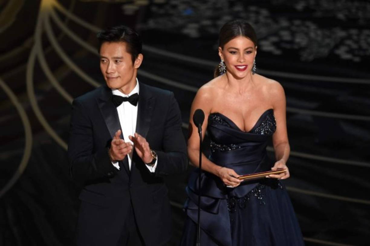 Los actores Byung-hun Lee y Sofía Vergara entregaron el premio a la Mejor Película para El Hijo de Saúl.