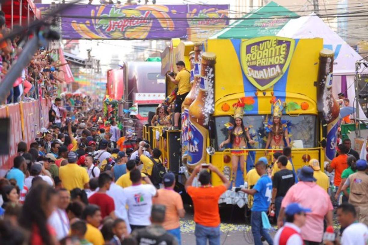 Miles de turistas nacionales y extranjeros disfruntan del carnaval caribeño en Honduras.