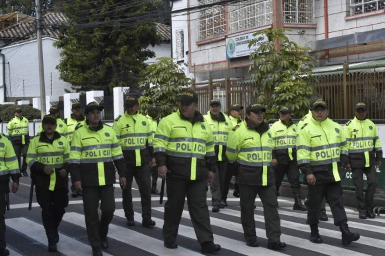 - 36.600 agentes -<br/><br/>De la fuerza pública colombiana se encargarán de velar por la seguridad de Francisco. Además, habrá 19.660 voluntarios, según la vicepresidencia, entidad a cargo de la organización de la visita papal.<br/>