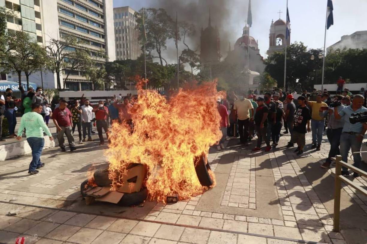 Un verdadero caos está viviéndose en el centro de San Pedro Sula luego de que vendedores ambulantes protestaran contra las autoridades de la ciudad.
