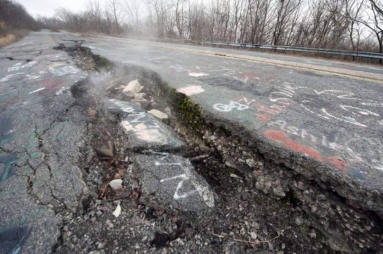 Fue hasta 1970 que los habitantes de Centralia se dieron cuenta que gases tóxicos salían del subsuelo y que aparecieron hoyos en la tierra de forma inexplicable. Una investigación en 1979 reveló que debajo del pueblo había un gran fuego que estaba consumiendo el lugar. En 1981 la mayoría de habitantes abandonaron el sitio, y los que quedaban fueron obligados a irse en la década de 1990. Se cree que el fuego en Centralia durará al menos dos siglos. <br/>Imagen de AFP.