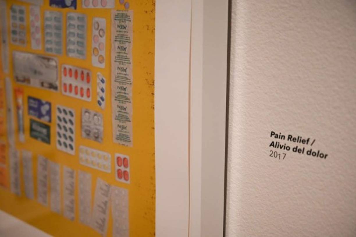 Más de 150 fotografías de cepillos de dientes, anillos, productos de maquillaje, cartas, diarios, medicamentos, amuletos, fotos, cantimploras, chocolatinas y un sinfín de objetos forman parte de la obra.