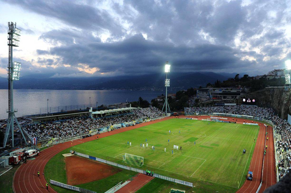 El Estadio Kantrida está ubicado en Rijeka, Croacia, y se pueden ver las cálidas y preciosas aguas del mar Adriático de fondo. En este precioso recinto, la selección croata no perdió nunca un partido.