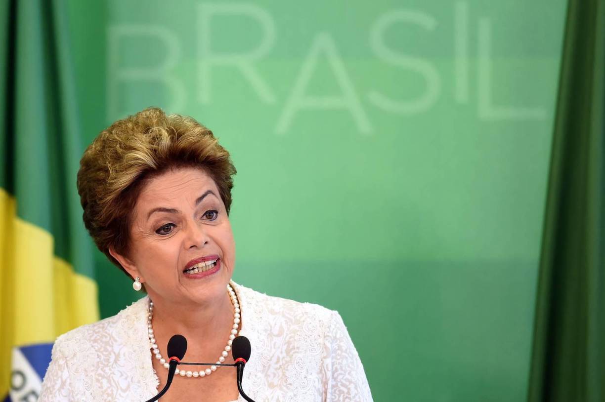Dilma Rouseff, una economista brasileña también se convirtió en la primera mujer en ser elegida presidenta en su país. Rouseff llegó al poder de la mano de su mentor Luiz Inácio Lula da Silva, sin embargo en el último año de su mandato, el Congreso abrió un impeachment en su contra por escándalos de corrupción que afectaban a su partido y fue destituida del cargo.