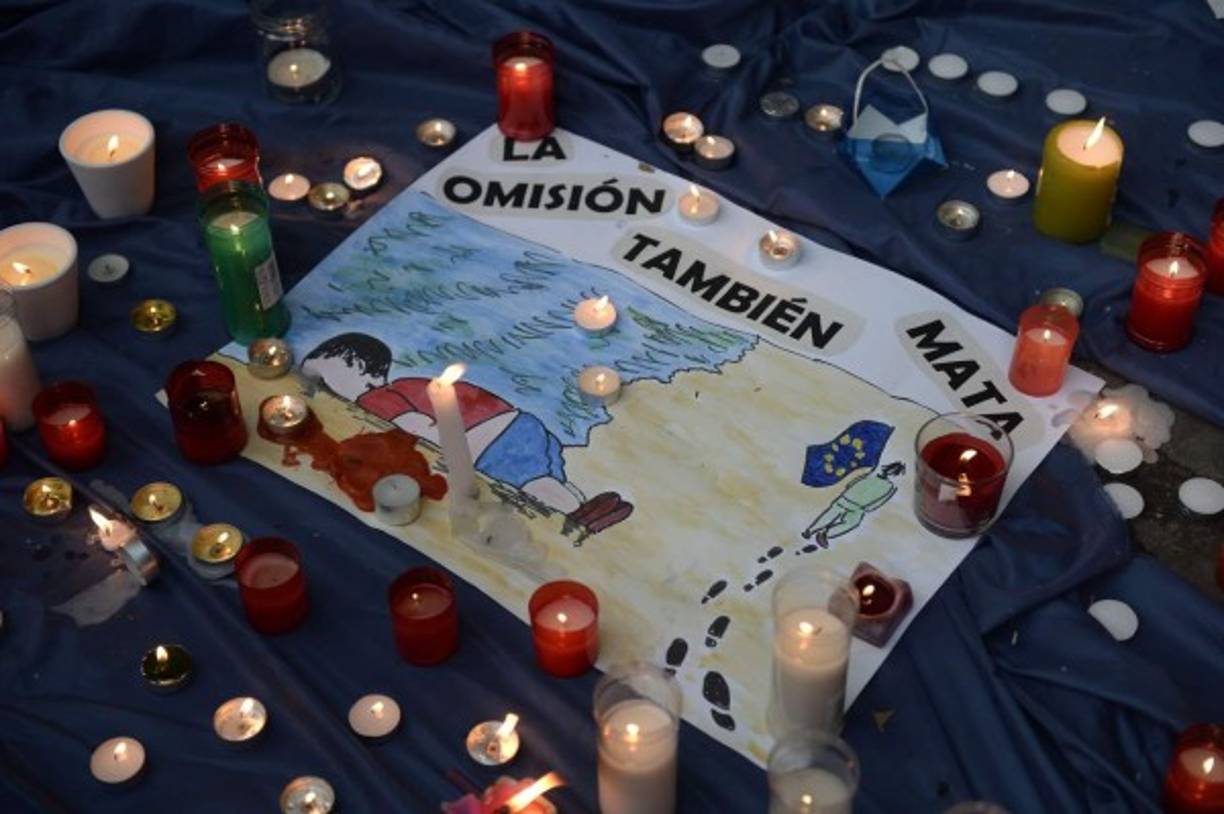 British actress Phoebe Waller-Bridge pose with the trophy for Best Performance by an Actress in a Television Series - Musical or Comedy in the press room during the 26th Annual Screen Actors Guild Awards at the Shrine Auditorium in Los Angeles on January 19, 2020. (Photo by Jean-Baptiste Lacroix / AFP)