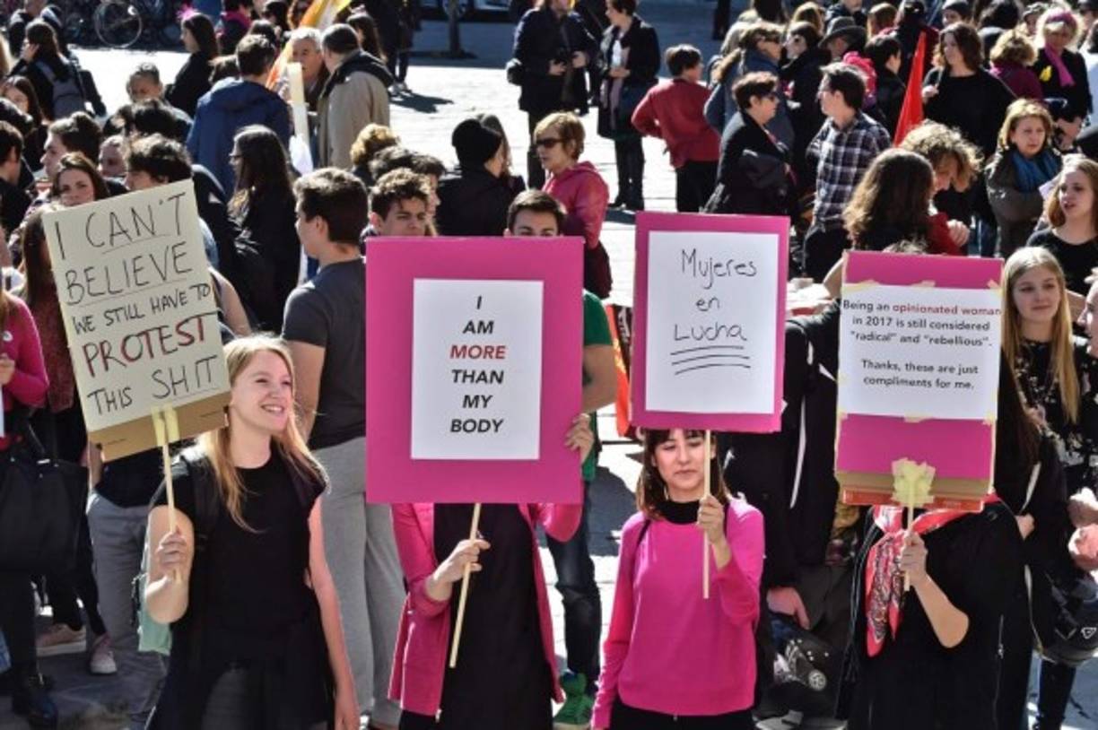 Un grupo de mujeres posan con pancartas para reivindicar la igualdad de género con motivo del Día Internacional de la Mujer en Florencia, Italia.