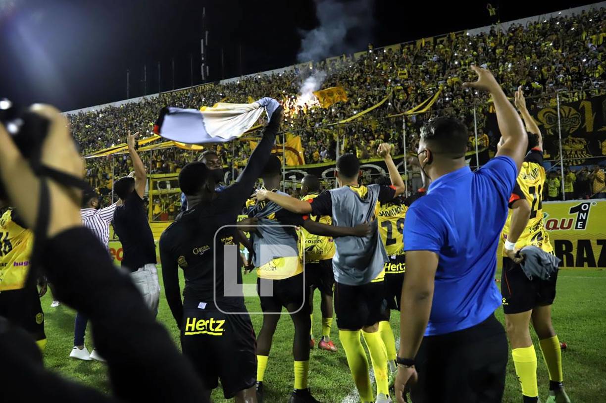Los jugadores del Real España celebraron con los aficionados.