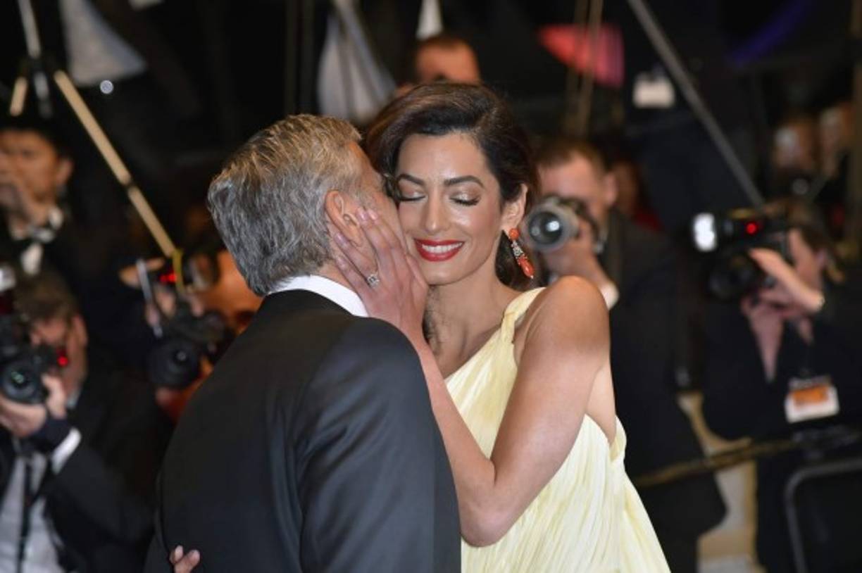 Amal apostó por pintar de rojo sus labios para dar un toque de color a su look.