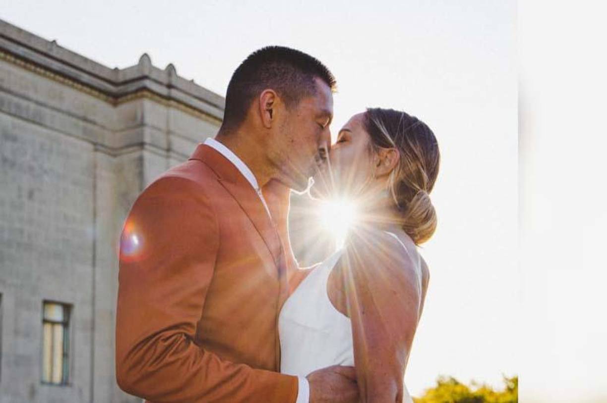 Roger Espinoza y Lo’eau LaBonta se casaron en Estados Unidos.