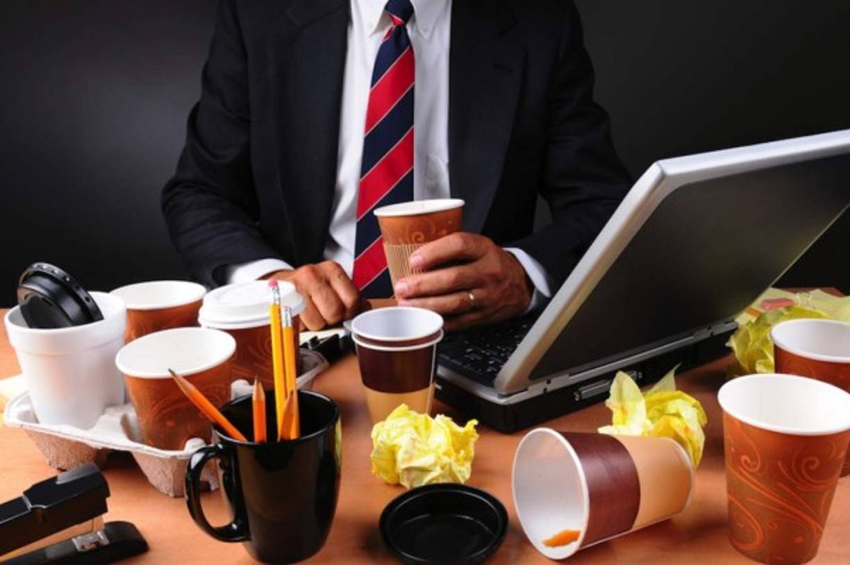 7. Ordena tu escritorio. <br/><br/>El desorden es un reflejo de todo el estrés que vives en tu trabajo, así que organiza todo y sentirás como fluyen mejor las cosas.