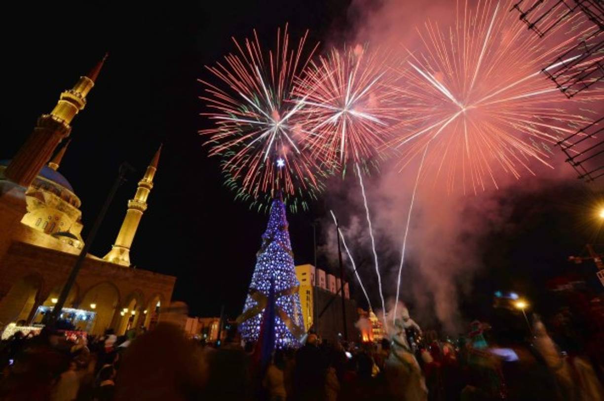 Líbano. Luces de navidad iluminan Beirut. Fuegos artificiales alumbran un árbol de Navidad frente a la mezquita de Al-Amin durante el carnaval de Navidad de Beirut, donde viven cristianos y musulmanes.