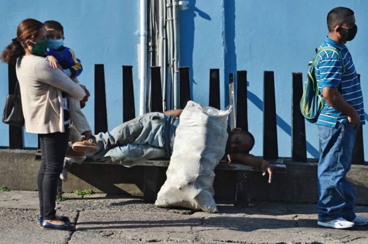 FASE 2:<br/>Contención: Identifican los casos importados. Se les aplica el aislamiento, pero contagian a su scontactos. Se restringen reuniones masivas.