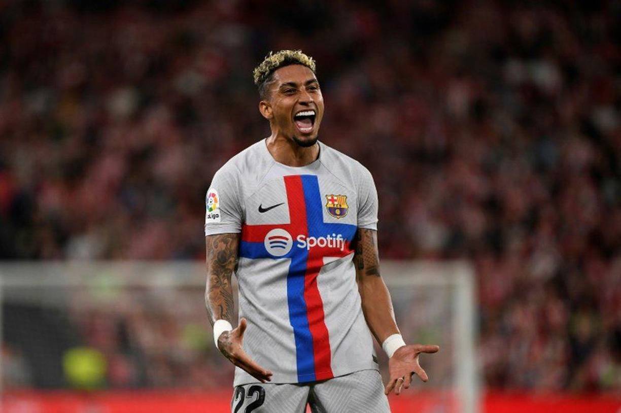 Raphinha: El brasileño estaría siendo relegado al banquillo de suplentes pese a que ha sido titular en casi toda la temporada. Su puesto lo ocuparía Dembélé.